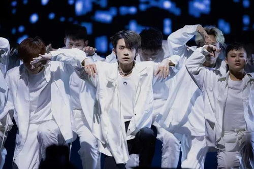 易烊千玺演唱会上跳舞表演