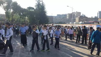 父亲在考场外等候儿子参加高考