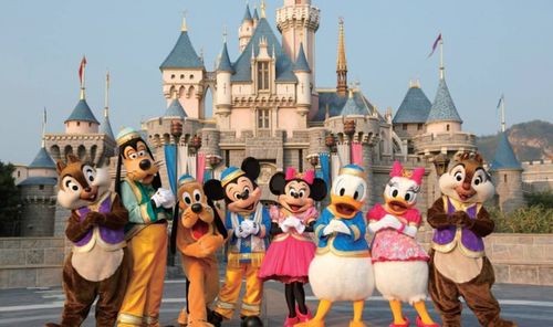 游客在工业迪士尼体验互动设备