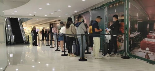平安银行柜台前排队人群