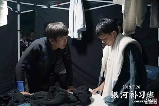 邓超父子在训练场边喝水休息