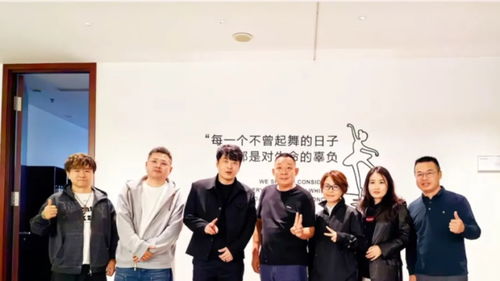 于东来与高管团队在户外合影