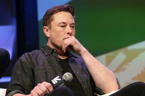 马斯克站在窗前沉思