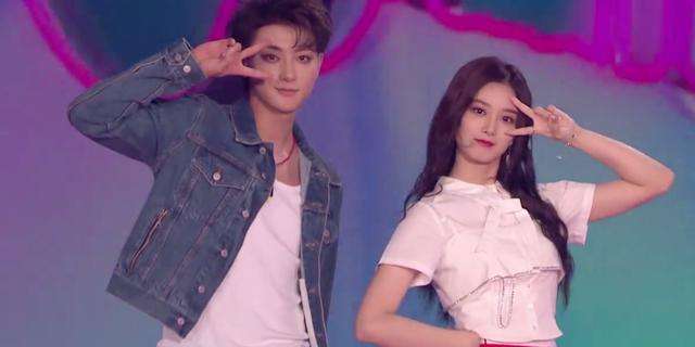 黄子韬和徐艺洋在舞台上互动