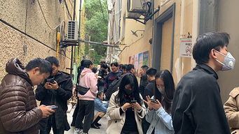 街边排队买咖啡的人群