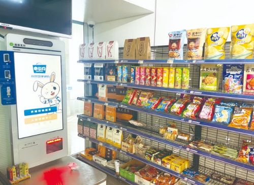 居民Carlos在便利店门口表达不满