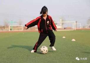 中国男足在绿茵场上奔跑