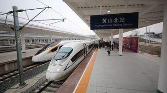 钟明轩在高铁站拍照留念