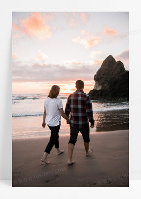 母女牵手离开校园背影