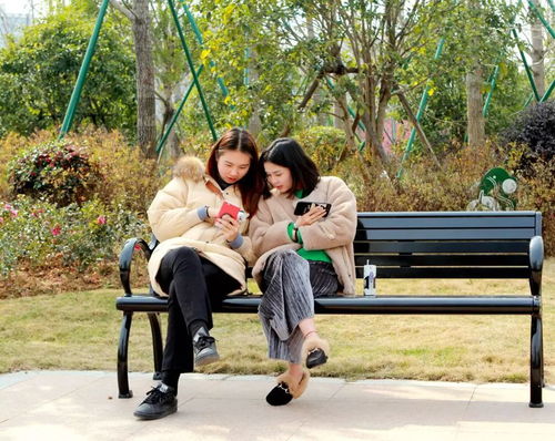 主角两人在公园长椅上对话的场景