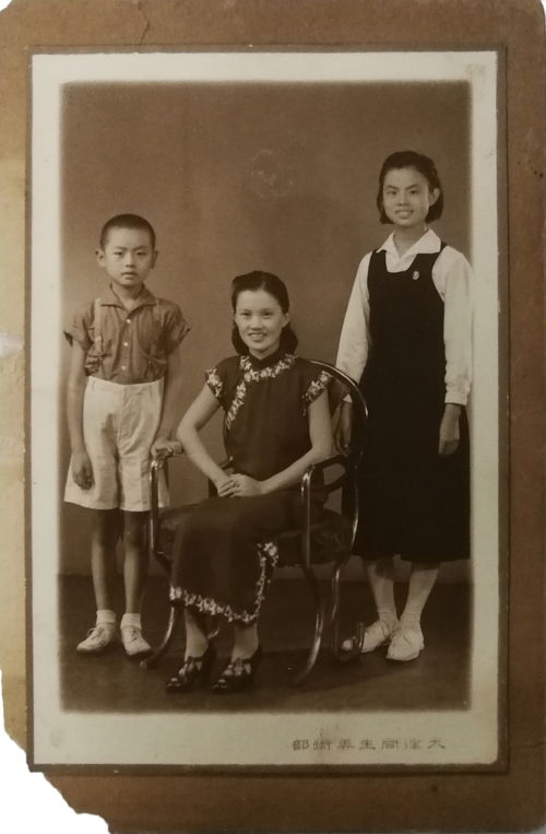 年轻夫妻与孩子合影