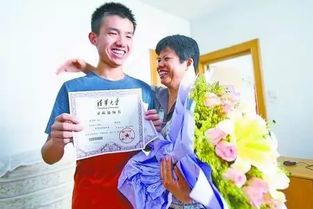 高考当天男生带妈妈遗照入场，父亲含泪回应背后的感人真相