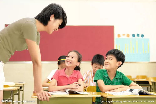 学生与老师在走廊交谈场景