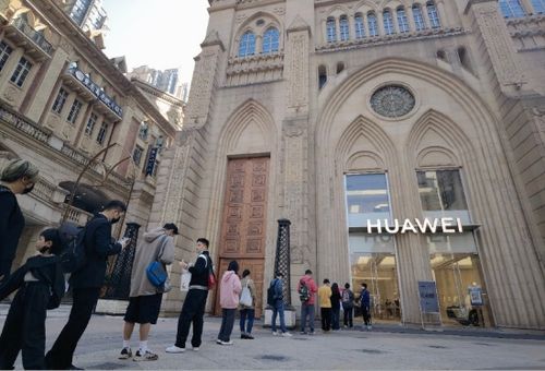 华为线下门店消费者排队等候试机
