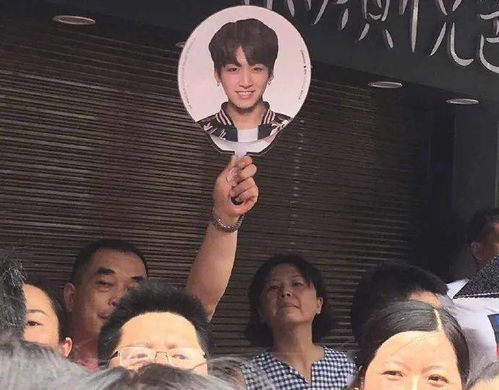 爸爸手举爱豆立牌接女儿出考场，实力宠娃引全网泪目！