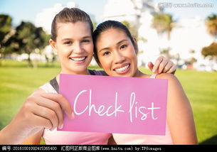 女生阅读手写祝福卡片时的温馨画面