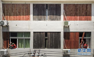 海南沿海居民加固门窗准备迎接台风