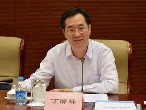 李明在办公室专注编程