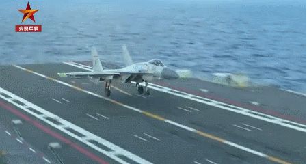 歼-15从航母甲板起飞瞬间