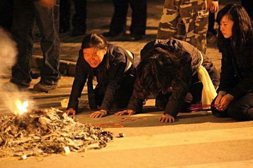 火灾遇难者家属哭泣场景