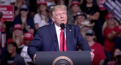 特朗普在竞选演讲现场