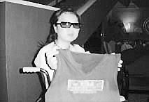 小李坐在轮椅上接受采访