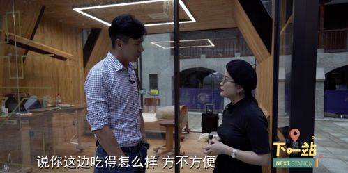 馆长在上海街头与路人互动