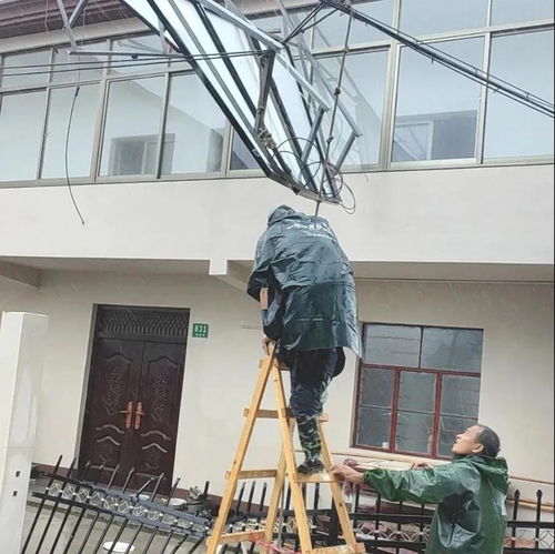 德州小学楼顶光伏板坠落事故：4名学生受伤，镇政府回应系大风所致