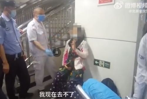 一名女子在地铁站扶起摔倒的老人