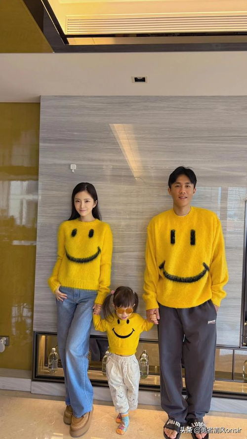 一家三口合影照片