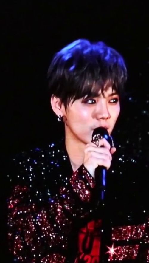 鹿晗与粉丝互动瞬间