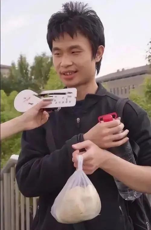 韦东奕手持水瓶和馒头走在北大校园