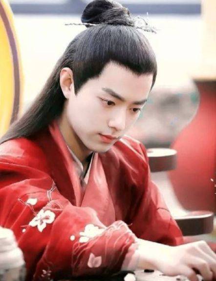 藏海传导演亲口证实：肖战确实太好看了，连镜头都忍不住多拍几秒！