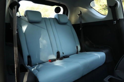 老年人驾驶新能源微型电动车