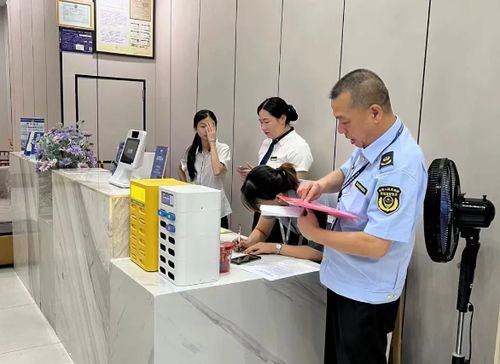 市场监管人员检查市场