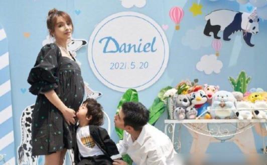 水均益一家四口合照