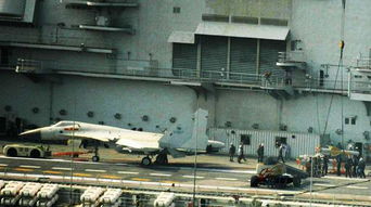 航母甲板上的歼-15战斗机准备起飞