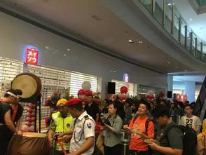 幸运咖门店外排队人群