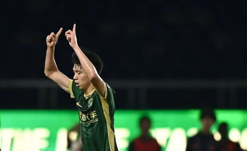 王钰栋进球瞬间感动全场，球迷落泪背后的故事