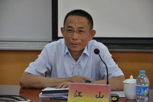 中美经贸谈判桌上的文件堆叠