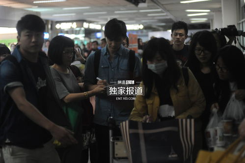 鹿晗在机场被粉丝围堵签名合影