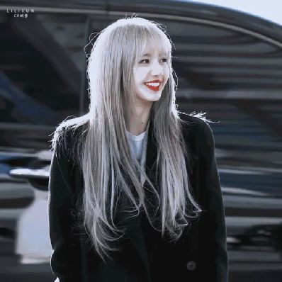 Lisa佩戴Labubu周边产品