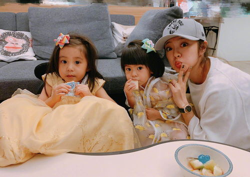 安以轩与两个孩子的温馨合照