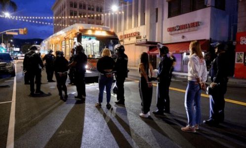 洛杉矶市中心突发宵禁，我亲历现场：混乱与秩序交织的夜晚