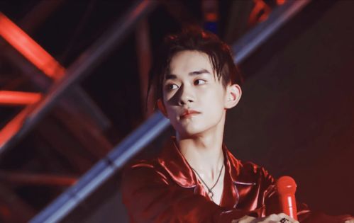 易烊千玺与粉丝互动流泪瞬间