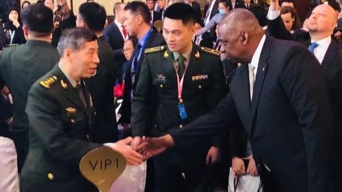 中美代表在伦敦会议现场握手