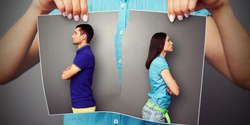 一名女生坐在车站长椅上低头看着手机