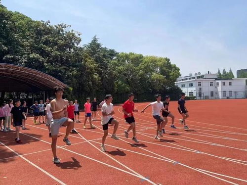 乒乓球队员在后台进行热身训练
