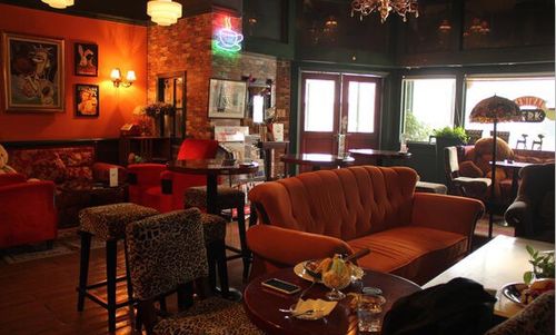 那尔那茜在咖啡馆读书