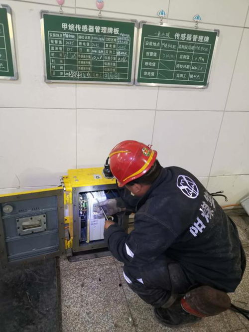 华为实验室技术人员正在调试设备